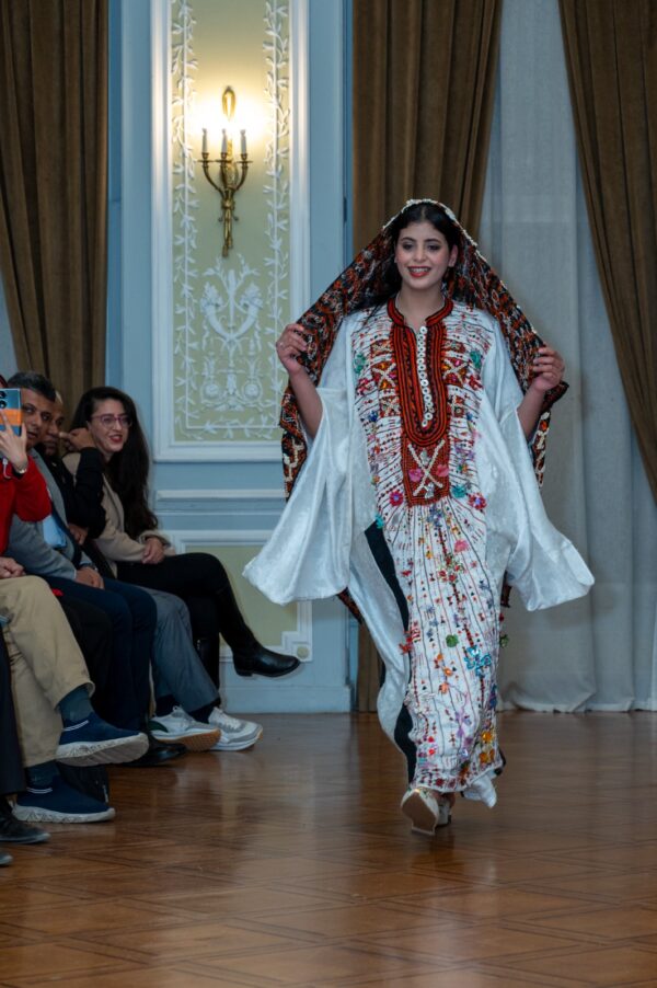 Original Vintage Siwan Bridal Dress - Image 2